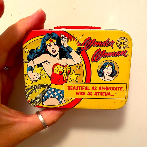 3 for $15 ⭐️ Wonder Woman Mini Lunch Box Storage Tin ⭐️ - Picture 4 of 5